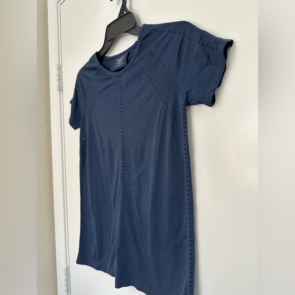 Athleta Foothill Perforated Tee Size Small Navy Blue - Picture 3 of 6